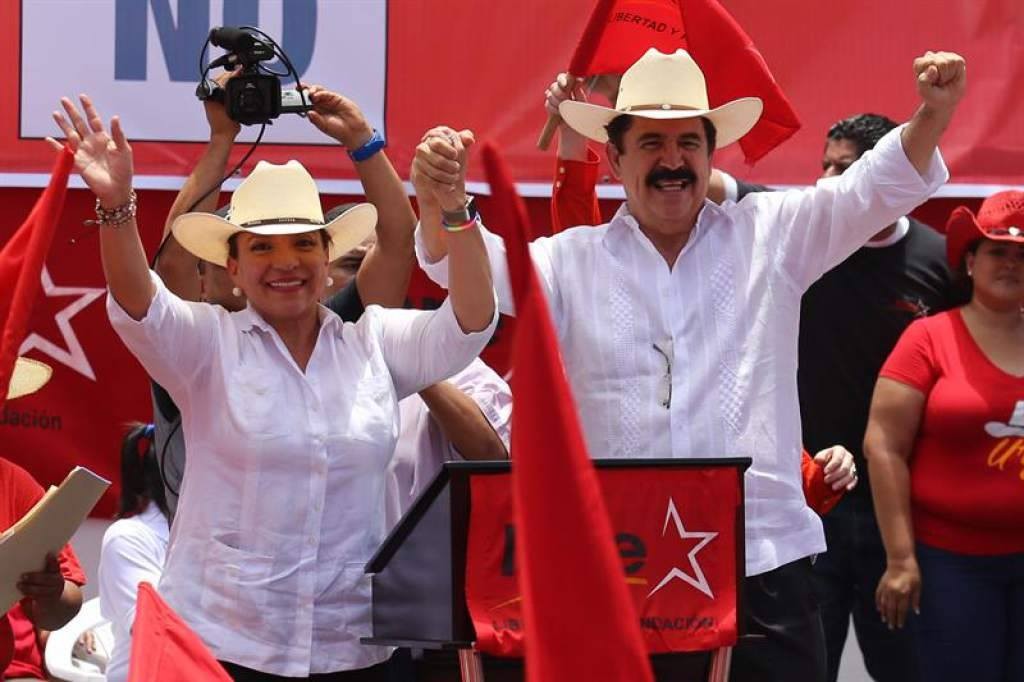 "Votar por Xiomara es votar por Mel. Votar por Mel es votar por Xiomara", fueron las palabras de la precandidata de Libre Xiomara Castro de Zelaya, dejando abierta la puerta aún a una posible candidatura de su esposo.
