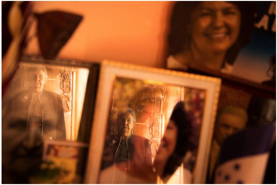 Cuando Berta recibía amenazas y era judicializada por el Estado, su madre, Austra Berta Flores, una octogenaria que atendió como partera a más de cuatro mil indígenas, acotó, «a mi hija la están criminalizando y acusando solo por ser coordinadora del COPINH, una organización que, desde hace más de 20 años, lucha por los derechos de las y los indígenas que han sido sometidos a injusticias desde siempre, ese es el único delito que cometió mi hija, me da vergüenza y tristeza ver la injusticia que cometen en nuestra patria». Foto: Dany Barrientos.