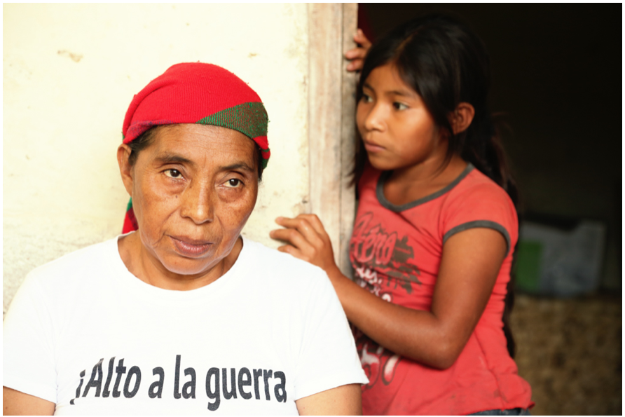 La demanda de Berta al Estado era que garantizara a las comunidades indígenas la gestión de sus bienes naturales y que la inversión privada no fuera incompatible con los derechos humanos. En la fotografía se observan a dos pobladoras lencas de la comunidad de La Tejera. Foto de Dany Barrientos.
