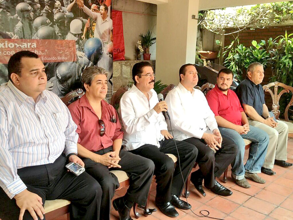 Manuel Zelaya en conferencia de prensa anunciando el retorno a Libre de Carlos Eduardo Reina.