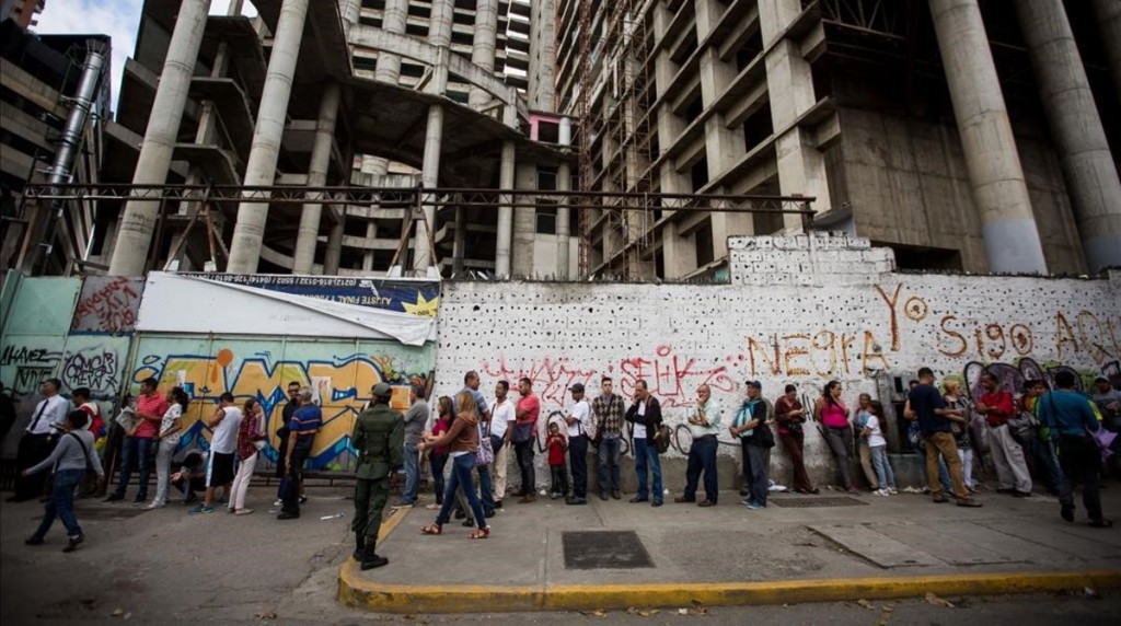 CAR20 CARACAS VENEZUELA 13 12 2016 - Un grupo de personas aguarda para realizar transacciones bancarias hoy 13 de diciembre de 2016 en Caracas Venezuela Miles de venezolanos acudieron hoy a las entidades bancarias publicas y privadas del pais para despojarse de sus billetes de 100 bolivares el de mas alta denominacion en la moneda local que perdera su valor y dejara de circular el jueves por orden del presidente del pais Nicolas Maduro EFE MIGUEL GUTIERREZ