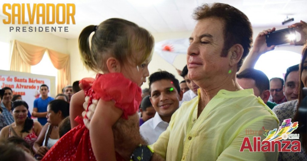 El candidato Salvador Nasralla utiliza una menor para una imagen promocional de su campaña.
