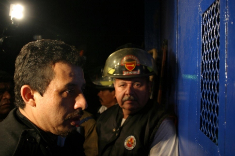 Alvaro Matus, Fiscal especial del Caso Salvadoreño anuncia su ingreso en la puerta de seguridad a las afueras de la carcel de El Boqueron, Santa Rosa, Guatemala, 26 de Febrero de 2007.