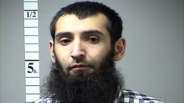 Sayfullo Habibullaevic Saipov, tiene 29 años, nació en Tashkant, Uzbekistán, llegó a Estados Unidos en 2010, vivió en Florida , Ohio y en Nueva Jersey, está casado y tiene tres hijos. Ahora, permanece hospitalizado y bajo arresto luego de que un oficial le disparara para reducirlo.