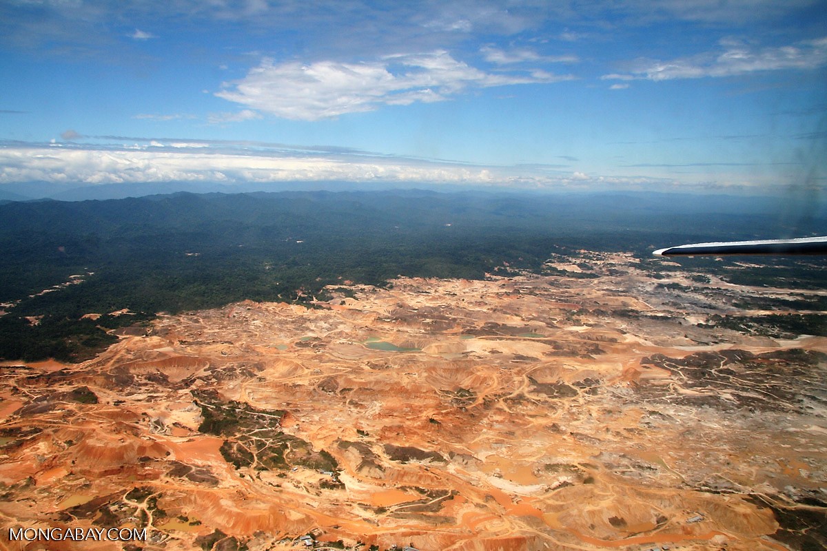 Vista aérea de primer plano de una mina a cielo abierto en la selva ...