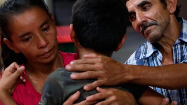 Menor retornado por fin se reencuentra con sus padres
