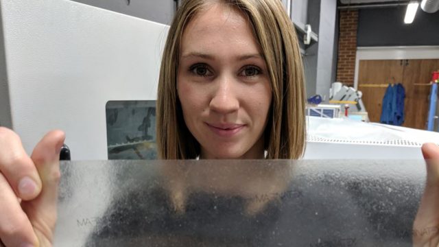 Mujer Británica crea alternativa al plástico con subproductos de industria pesquera