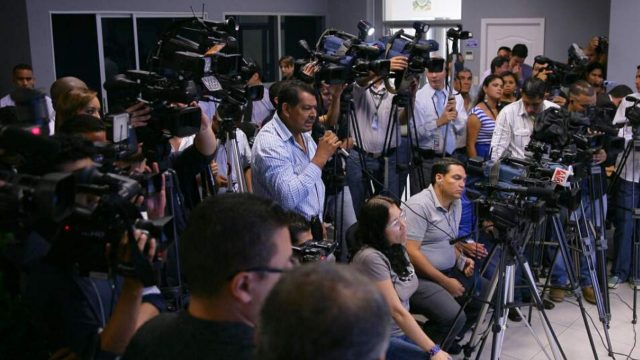 Periodistas celebran realizando su labor de informar en medio de muchos desafíos