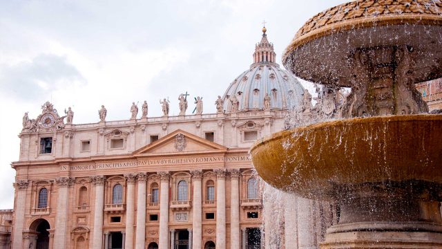 Exjefe del banco del Vaticano declarado culpable de lavado de dinero, condenado a casi 9 años de prisión