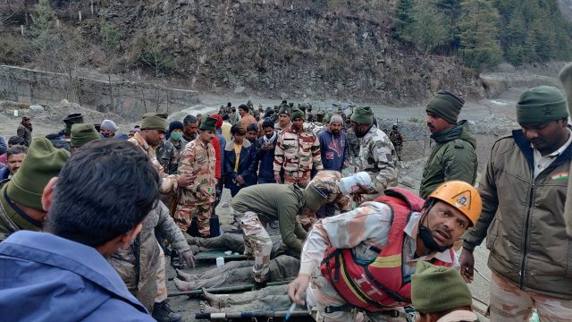 Se desprende un glaciar en el Himalaya: rescatistas buscan a 177 personas desaparecidas en la India
