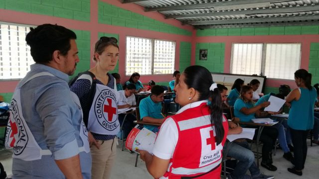 Familias completas huyen de los países del Triángulo Norte según Cruz Roja