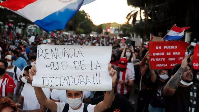Miles de paraguayos salen a las calles para exigir la renuncia del presidente Mario Abdo Benítez