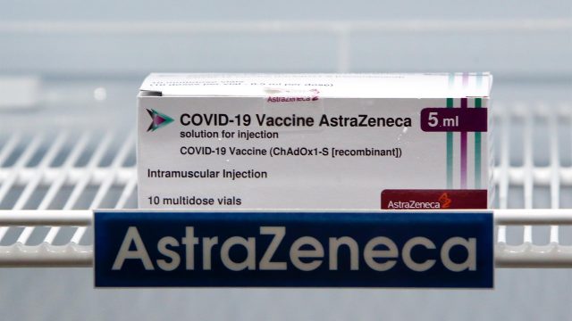 Investigadores afirman que la vacuna de AstraZeneca puede causar trombosis en el cerebro en casos «raros»