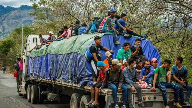 Fragmentada caravana de migrantes con destino a EE. UU.