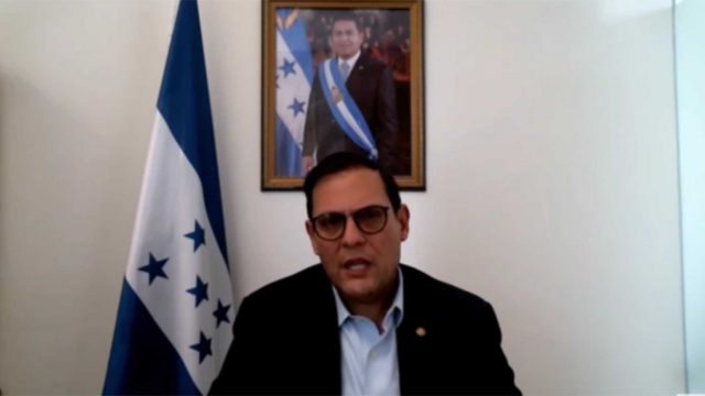 Cuestionan jugoso pago de prestaciones a canciller Lisandro Rosales