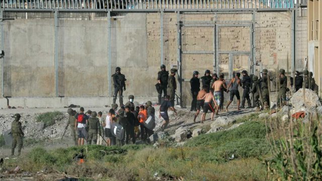 España devolvió ya a 5.600 de los 8.000 inmigrantes que entraron por Ceuta