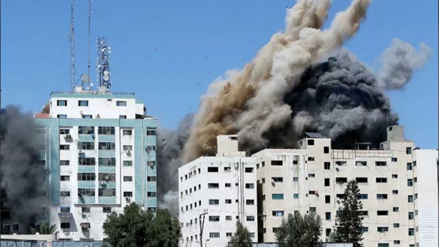 Un ataque israelí destruye un edificio que albergaba las oficinas de los medios extranjeros en Gaza