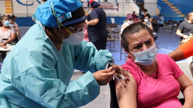 Piden vacunación agresiva y urgente para contener propagación del coronavirus