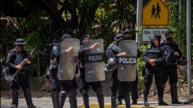 Gobierno de Ortega arresta a cinco opositores este fin de semana, continúa el asedio en Nicaragua