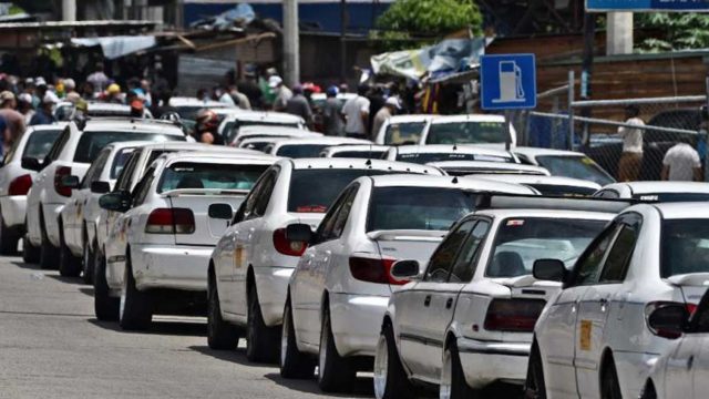 Taxistas continúan en paro nacional; exigen rebajas a combustibles y promesas incumplidas