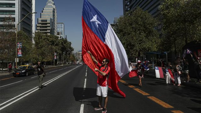 Convención Constituyente de Chile inicia su primera sesión oficial con marchas y consignas