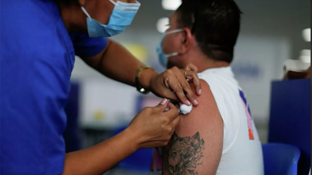 El Salvador aspira a vacunar contra COVID-19 a 75.000 personas diarias