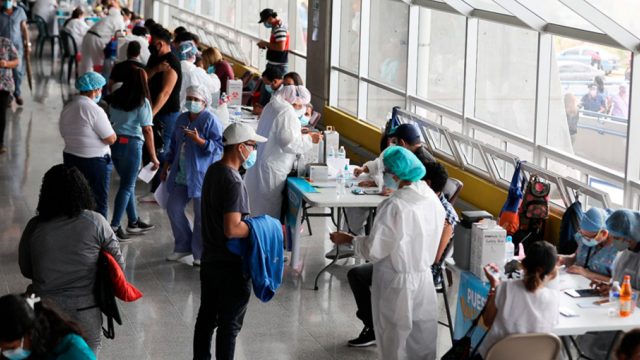 Reportan que unos 12 mil docentes ya fueron vacunados contra el coronavirus
