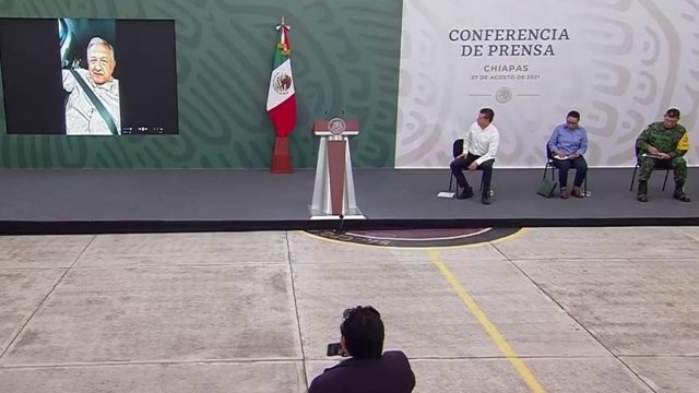 Maestros de Chiapas retienen a López Obrador e impiden su ingreso a la conferencia matutina