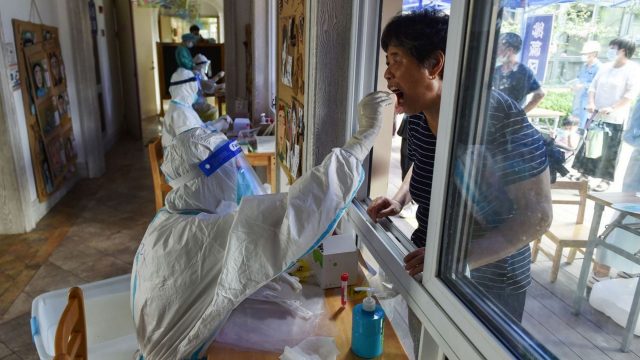 China confina a millones de personas ante rebrote de Covid-19