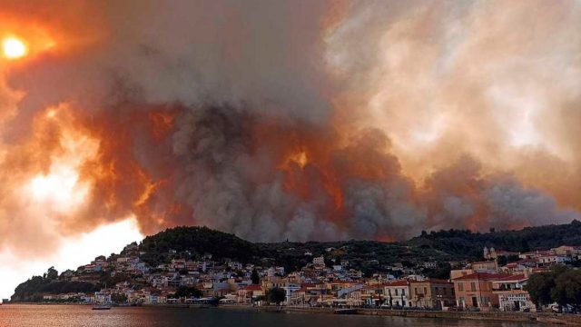 Incendios en Grecia y Turquía se agravan por fuertes vientos