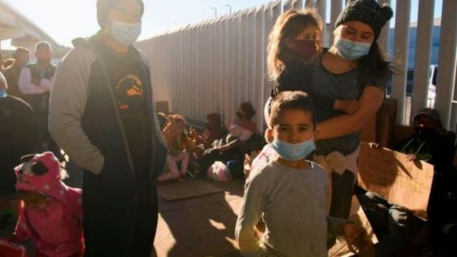 Migrantes en la frontera de EE.UU. se enfrentan al rechazo por las variantes del Covid19