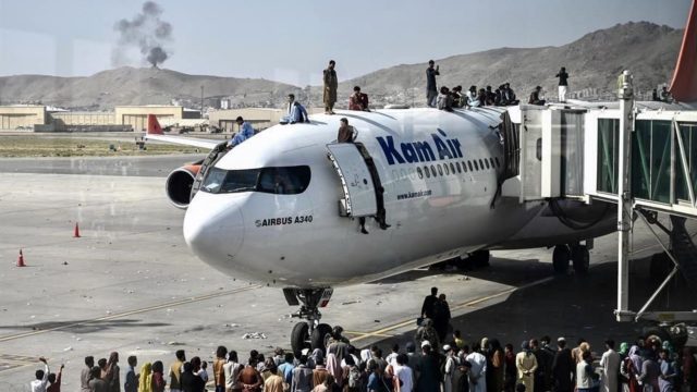 Al menos cinco muertos en el aeropuerto de Kabul: caos, pánico y tiros al aire