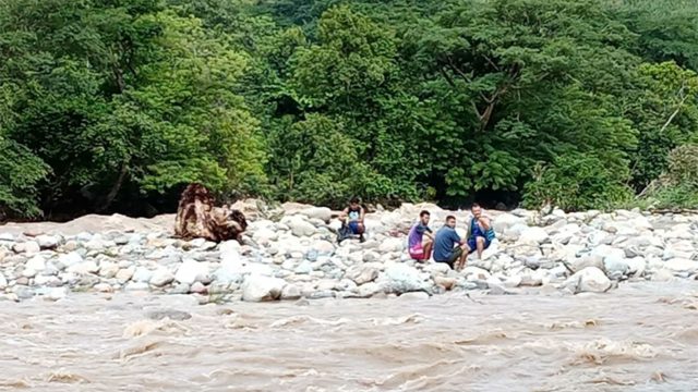 Autoridades de El Salvador comienzan el rescate de personas atrapadas en una crecida del río Lempa