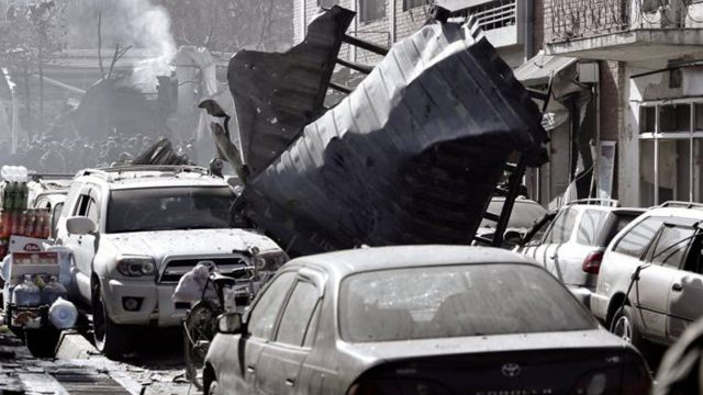 Dos explosiones en ‘ataque complejo’ afuera del aeropuerto de Kabul dejan decenas de víctimas