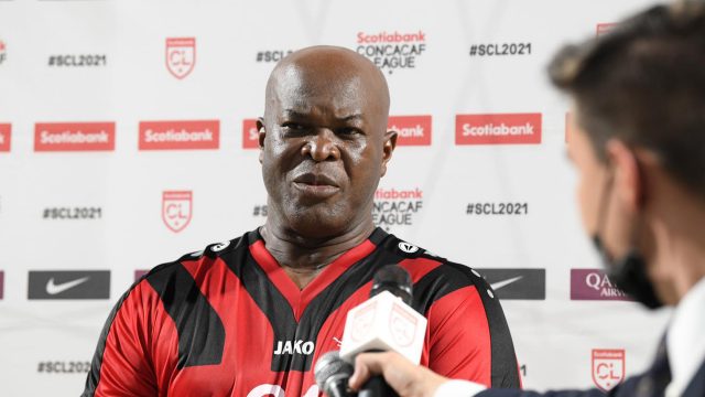 Vicepresidente de Surinam vuelve a liarla; tachan de bochorno entrega de dinero al Olimpia