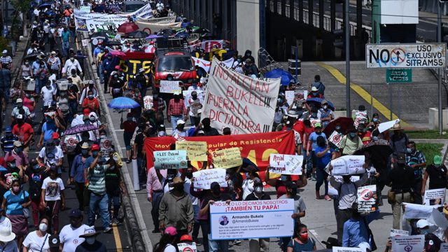 «Fuera dictadura» y «No al bitcóin»: Masivas protestas contra Bukele en Día de Independencia