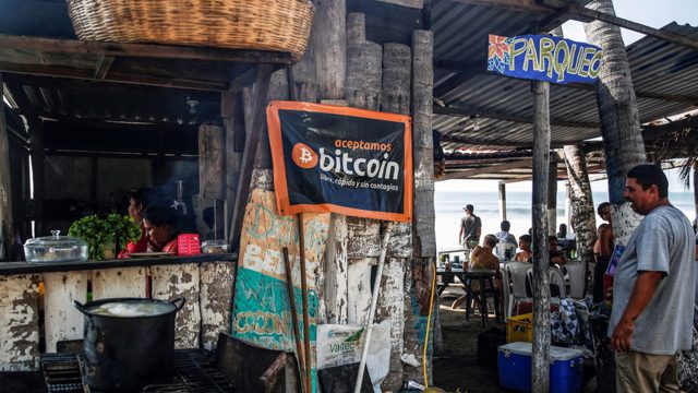El Salvador en crisis: ¿A qué se debe la caída en picada de las criptomonedas?