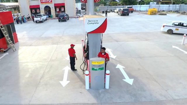 Economistas proponen congelar precio de combustibles para aliviar economía