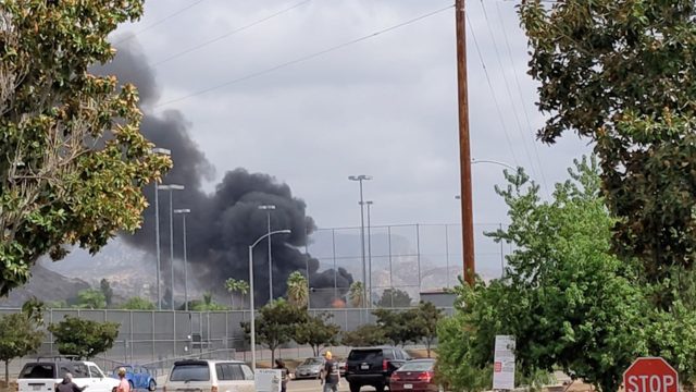 Al menos dos muertos y dos heridos tras estrellarse una avioneta cerca de una escuela en California