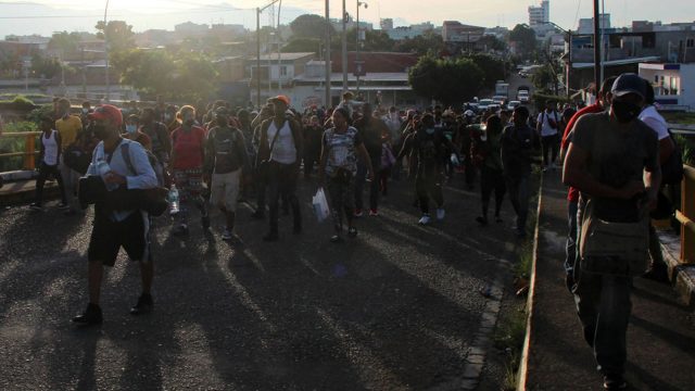 Caravana madre avanza bajo el calor en México; CIDH denuncia uso de la fuerza contra migrantes