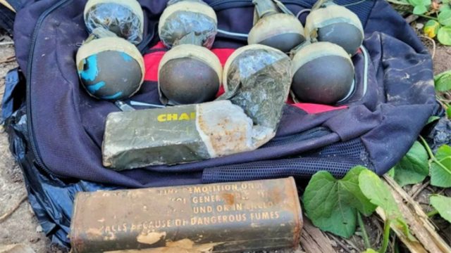 El presidente de El Salvador Bukele muestra armamento de guerra incautado en redadas