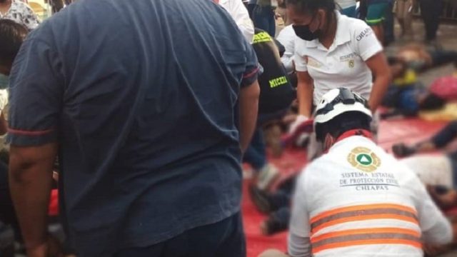 Unos 54 muertos y más de 50 heridos tras volcadura de tráiler que llevaba migrantes en México