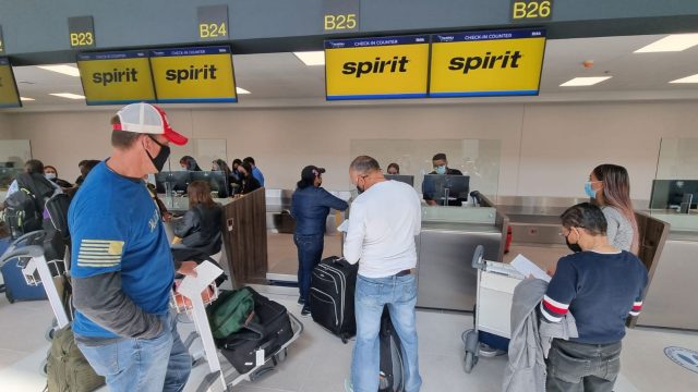 Primeros pasajeros que volarán desde Palmerola realizan su pre chequeo