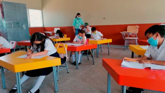 Expertos sugieren retorno a clases presenciales a partir de 2022