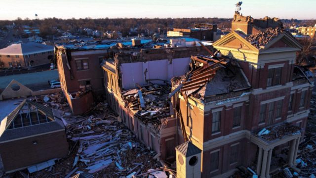 Decenas de muertos y destrucción por tornados fuera de temporada en regiones de EE.UU.