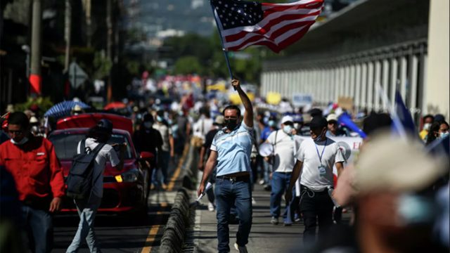 Presidente Bukele sugiere que el gobierno de EEUU está tras marcha opositora en El Salvador