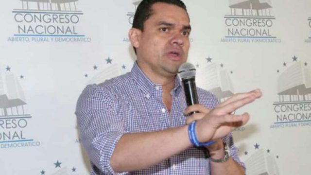 Zambrano asegura que su bancada no fue a toma de posesión por no haber sesión legislativa