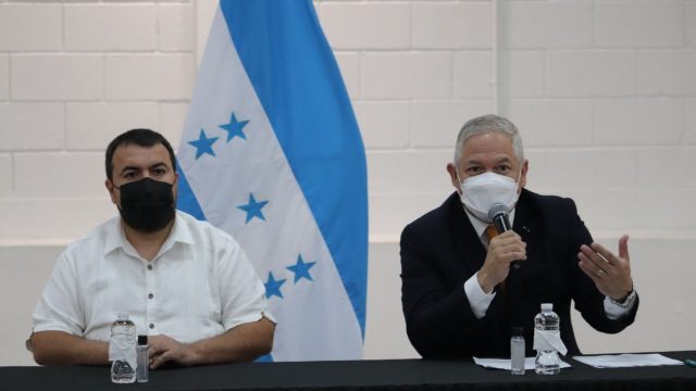 Cancillería se compromete concluir proceso de identificación a migrantes hondureños