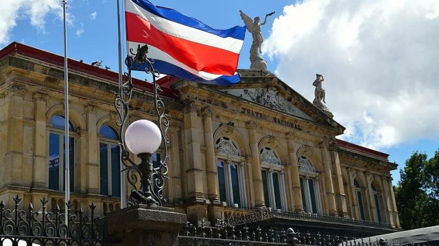 La indecisión marca la cerrada carrera electoral en Costa Rica