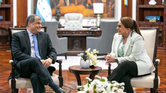Cancillería de Ecuador protesta por invitación de la presidenta de Honduras a Correa